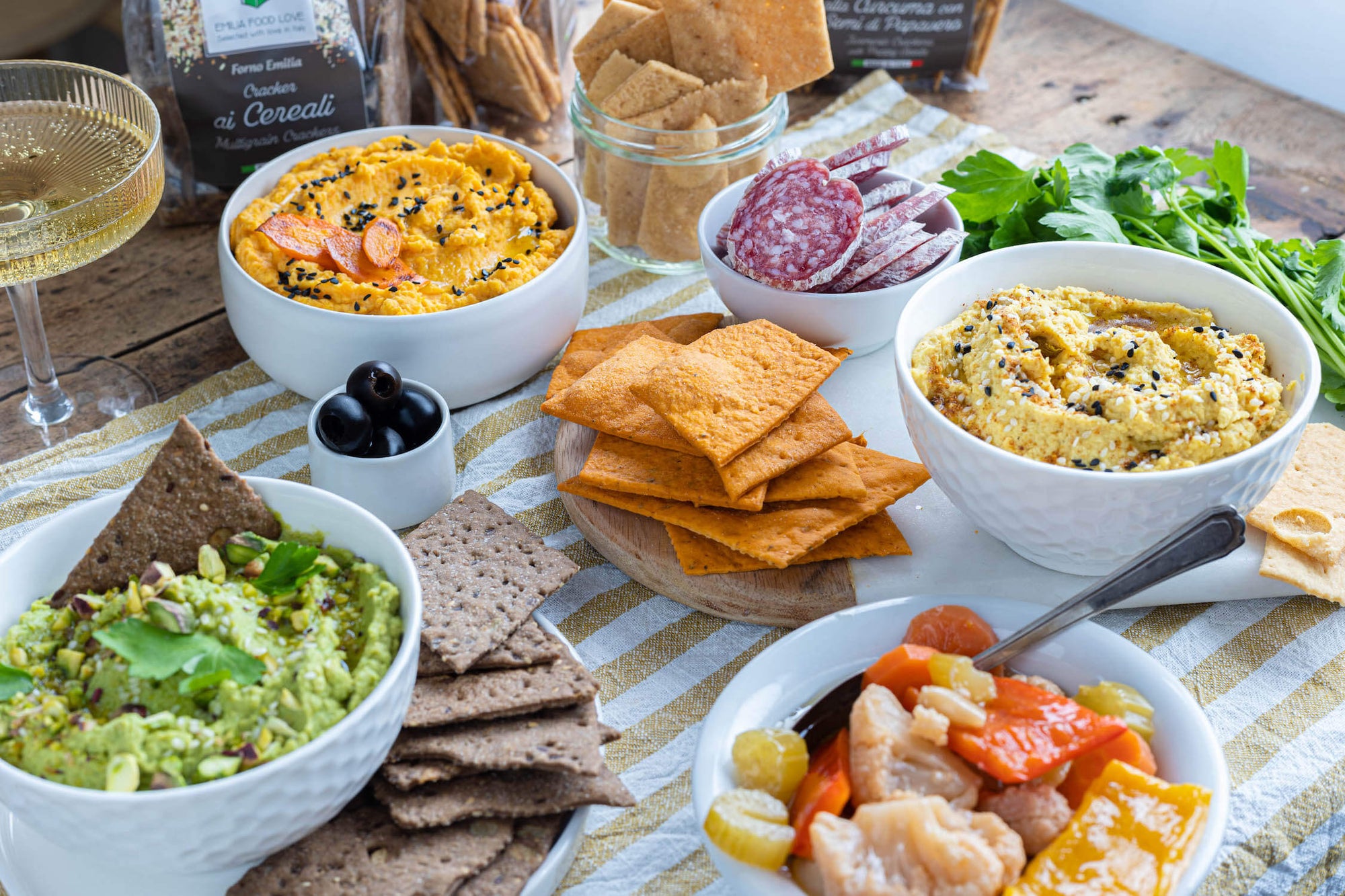 APERITIVO with hummus and crackers